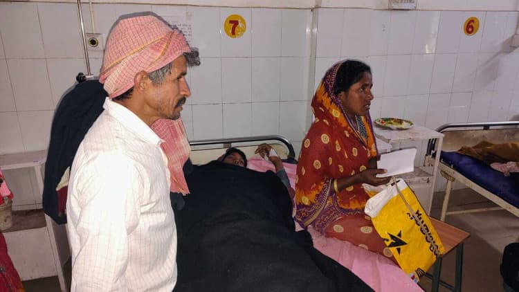 कंप्यूटर क्लास में बिना अनुमति के घुसने पर शिक्षक ने छात्र को पीटा, छात्र सदर अस्पताल में भर्ती