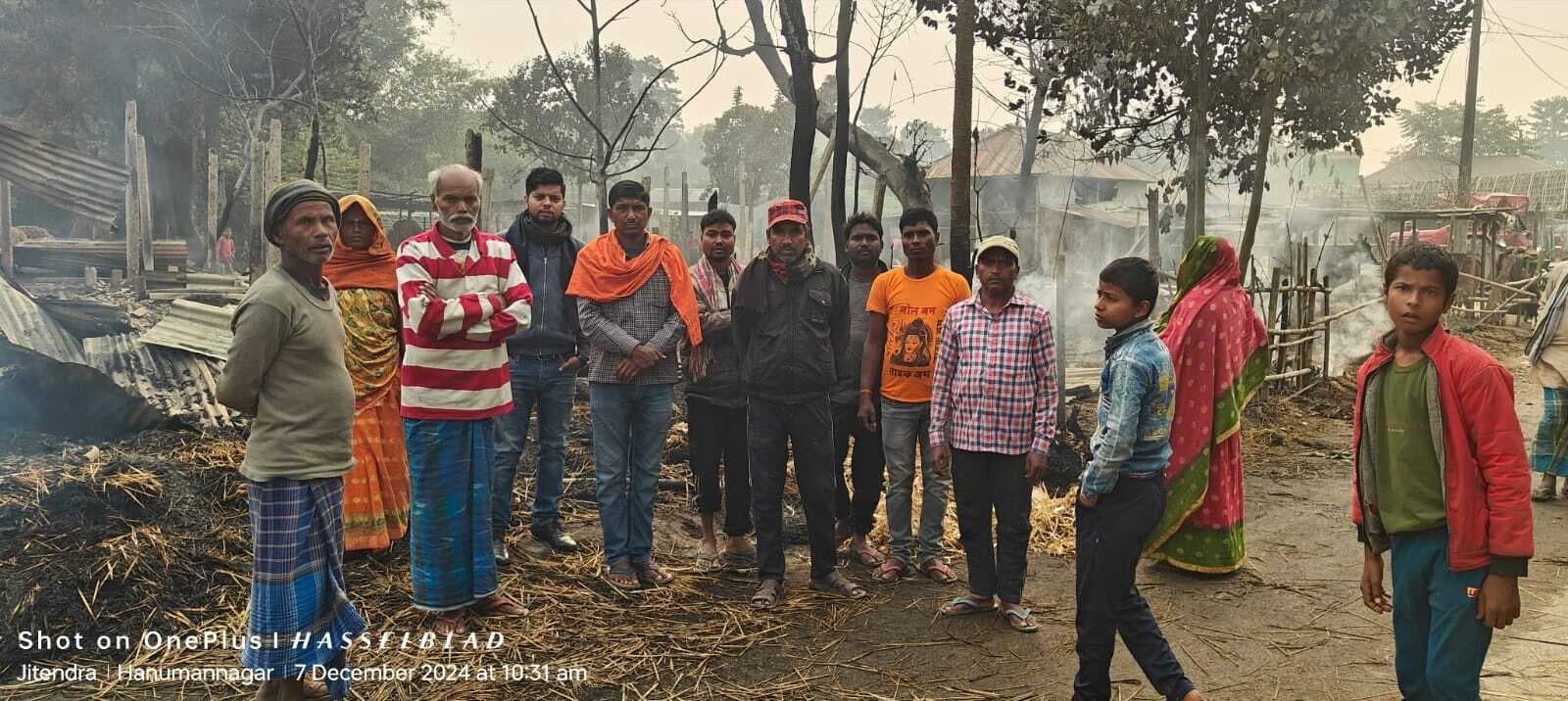 आग से डेढ़ दर्जन घर जले