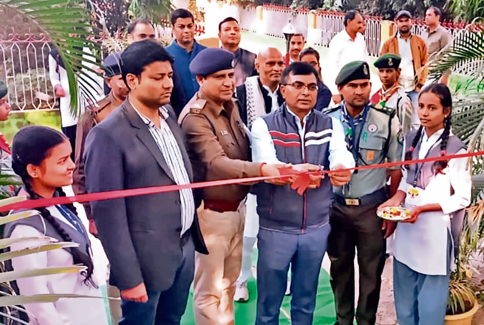 Buxar News: पढ़ाई के साथ अनुशासन जरूरी है : डीइओ