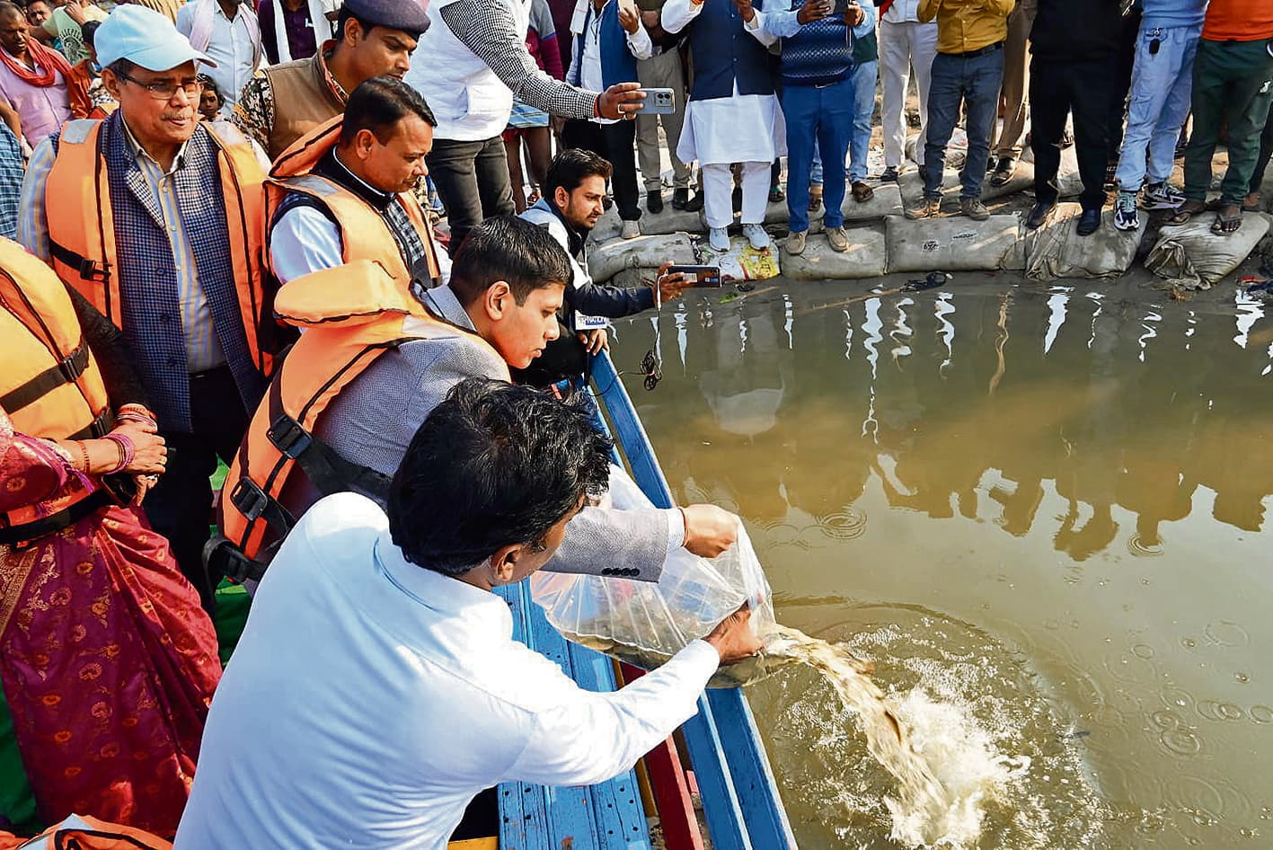 Buxar News: गंगा नदी में डाली गयी 3.86 लाख मत्स्य अंगुलिका