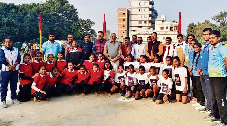 hajipur news. प्रथम बिहार राज्यस्तरीय सब-जूनियर लगोरी (बालिका) प्रतियोगिता शुरू, 16 जिले की टीमें ले रहीं भागफोटो-9- अतिथि के साथ खिलाड़ी संवाददाता, हाजीपुरपुराने खेलों में से एक लगोरी का शनिवार को बिदुपुर में भव्य आगाज हुआ. लगोरी एसोसिएशन ऑफ बिहार के तत्वावधान में वैशाली जिला लगोरी संघ के द्वारा आयोजित दो दिवसीय प्रथम बिहार राज्यस्तरीय सब-जूनियर (अंडर 14 बालिका ) लगोरी प्रतियोगिता का आयोजन ज्योति गुरुकुलम, बिदुपुर परिसर में किया जा रहा है. शनिवार को प्रतियोगिता का उद्घाटन बिहार लगोरी संघ के अध्यक्ष दीपक ठाकुर, वैशाली जिला परिषद अध्यक्ष आशुतोष कुमार दीपू, महुआ नगर परिषद की उप सभापति रोमी यादव, बिदुपुर प्रखंड प्रमुख फूलकुमारी देवी, ज्ञान ज्योति गुरुकुलम के निदेशक अजीत कुमार आर्य, बिहार ओलंपिक संघ के उपाध्यक्ष रवींद्र प्रसाद सिंह, राष्ट्रीय युवा विकास परिषद के अध्यक्ष किशलय किशोर, जिला पार्षद मनिंद्रनाथ सिंह, बिहार लगोरी संघ के सचिव रंधीर कुमार ने संयुक्त रूप से दीप प्रज्वलित कर किया. सभी टीमों के खिलाड़ियों ने बैनर के साथ फ्लैग मार्च बैंड बाजे के साथ निकाला. लगोरी किसी परिचय का मोहताज नहीं : उद्घाटन समारोह में बिहार लगोरी संघ के अध्यक्ष ने कहा कि लगोरी खेल अब किसी परिचय की मोहताज नहीं है. पिछले पंद्रह महीने में बिहार लगोरी ने शानदार कार्य करते हुए राज्य के तीस जिलों में इस खेल को खड़ा किया है. यह खेल भारत का ऐतिहासिक, सांस्कृतिक खेल है, जिसे कभी स्वयं भगवान श्रीकृष्ण अपने बचपनकाल में खेला करते थे. पिछले महीने ही सीनियर स्टेट प्रतियोगिता का सफल आयोजन किया गया. आगे लगोरी प्रीमियर लीग का आयोजन भी किया जायेगा. खिलाड़ी सिर्फ खेल पर ध्यान दें, संगठन हर संभव सुविधा उपलब्ध कराने के लिए तत्पर है. ज्ञान ज्योति गुरुकुलम के निदेशक ने कहा की मोबाइल और इंटरनेट के युग में लगोरी खेल विलुप्त सा हो गया था, लेकिन पुनः भारत सरकार ने इसे गोवा में आयोजित 37वें राष्ट्रीय खेलों में शामिल कर इसे जीवंत करने का कार्य किया. इससे आज यह खेल देश के सभी राज्यों में खेला जा रहा है. वहीं महुआ नगर परिषद की उप सभापति ने कहा कि पहली बार लगोरी का खेल देखकर रोमांचित हूं. वैशाली जिला लगोरी संघ अच्छा कार्य कर रही है. आज महिलाएं किसी भी क्षेत्र में पीछे नहीं हैं. राज्य और देश की बेटियों ने विभिन्न खेलो में मेडल लाकर देश का सम्मान बढ़ाया है. इस खेल को अपनाकर भी बेटियां आगे बढ़ेगी ऐसा विश्वास है. 16 टीमों को चार-चार के ग्रुप में बांटा गया : लगोरी एसोसिएशन ऑफ बिहार के सचिव रंधीर कुमार ने बताया कि इस प्रतियोगिता में बिहार के विभिन्न जिलों की सोलह गर्ल्स अंडर 14 की टीमें भाग ले रही हैं. जिन्हे चार चार टीमों के चार पुल में बांटा गया है. सभी टीमें अपने-अपने पूल में एक-दूसरे से लीग मैच खेलेगी. पूल की दो बेस्ट टीम आगे क्वार्टर फाइनल में प्रवेश करेगी. यहां बेहतर प्रदर्शन करने वाली खिलाड़ियों का चयन राष्ट्रीय प्रतियोगिता के लिए किया जायेगा. कार्यक्रम की अध्यक्षता वैशाली जिला लगोरी संघ अध्यक्ष परमेंद्र सिंह ने की. संचालन सचिव अभय कुमार आर्य ने किया. इस अवसर पर विद्यालय बिहार लगोरी संघ की उपाध्यक्ष निम्मी कुमारी, समाजसेवी टिंकज कुमार सिंह, लोजपा नेता राजकुमार सिंह, नंदकिशोर सिंह, अनिल सिंह, हेमंत कुमार, मिथलेश कुमार सिंह, रंधीर कुमार यादव, अविनित कुमार सिंह, कार्यक्रम संयोजक मदनेश सिंह, जय प्रकाश सिंह, पूर्व मुखिया ललन पासवान, संजीव कुमार सिंह,ज्योति कुमार सिंह, केदार सिंह, मृत्युंजय कुमार सिंह, विश्वजीत सिंह, अभिषेक कुमार सहित सैकड़ों खिलाड़ी मौजूद थे. कार्यक्रम के दौरान अतिथियों तथा नेशनल जूनियर फुटबॉल की मेडलिस्ट राष्ट्रीय खिलाड़ी अंशा, रजनी अलंकार, वैभवी राज सिंह को वैशाली जिला लगोरी संघ के द्वारा अंगवस्त्र से सम्मानित किया गया.