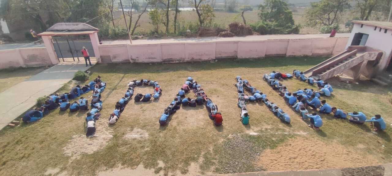 छात्रों ने मानव शृंखला बनाकर अपार शब्द को किया प्रदर्शित