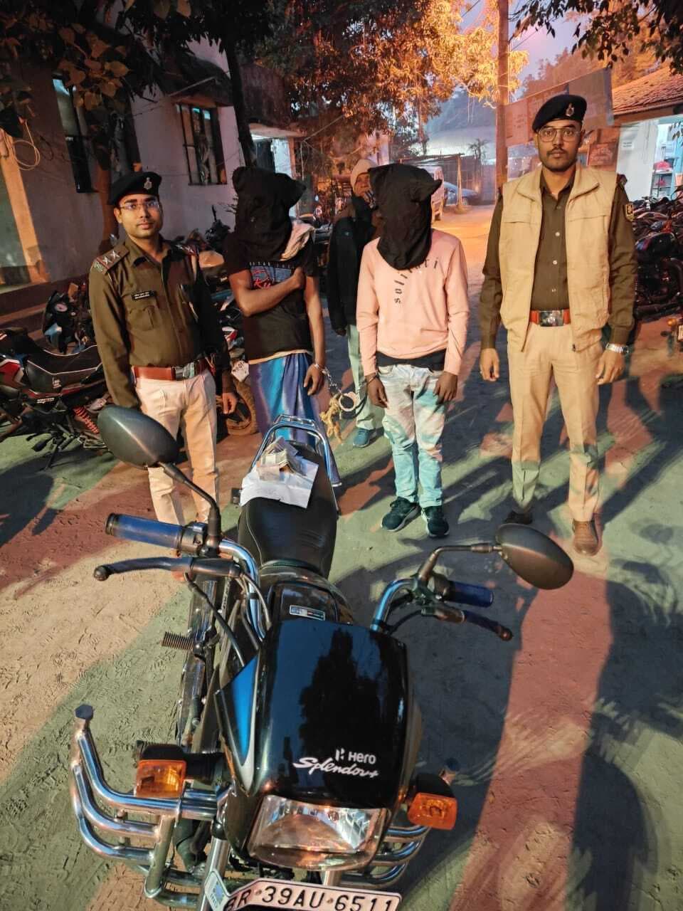 Katihar news : दो आरोपितों को पांच ग्राम स्मैक के साथ किया गिरफ्तार, बाइक जब्त