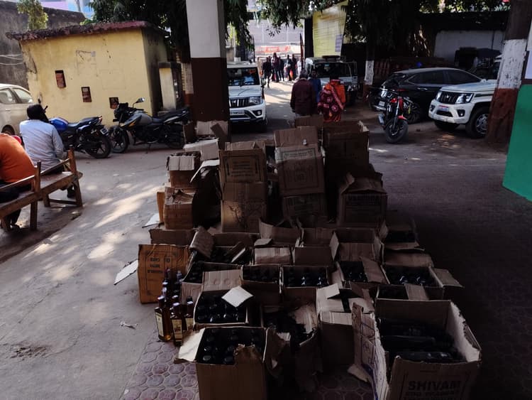 मसौढ़ी में छापेमारी कर घर से पुलिस ने पांच लाख की शराब की बरामद