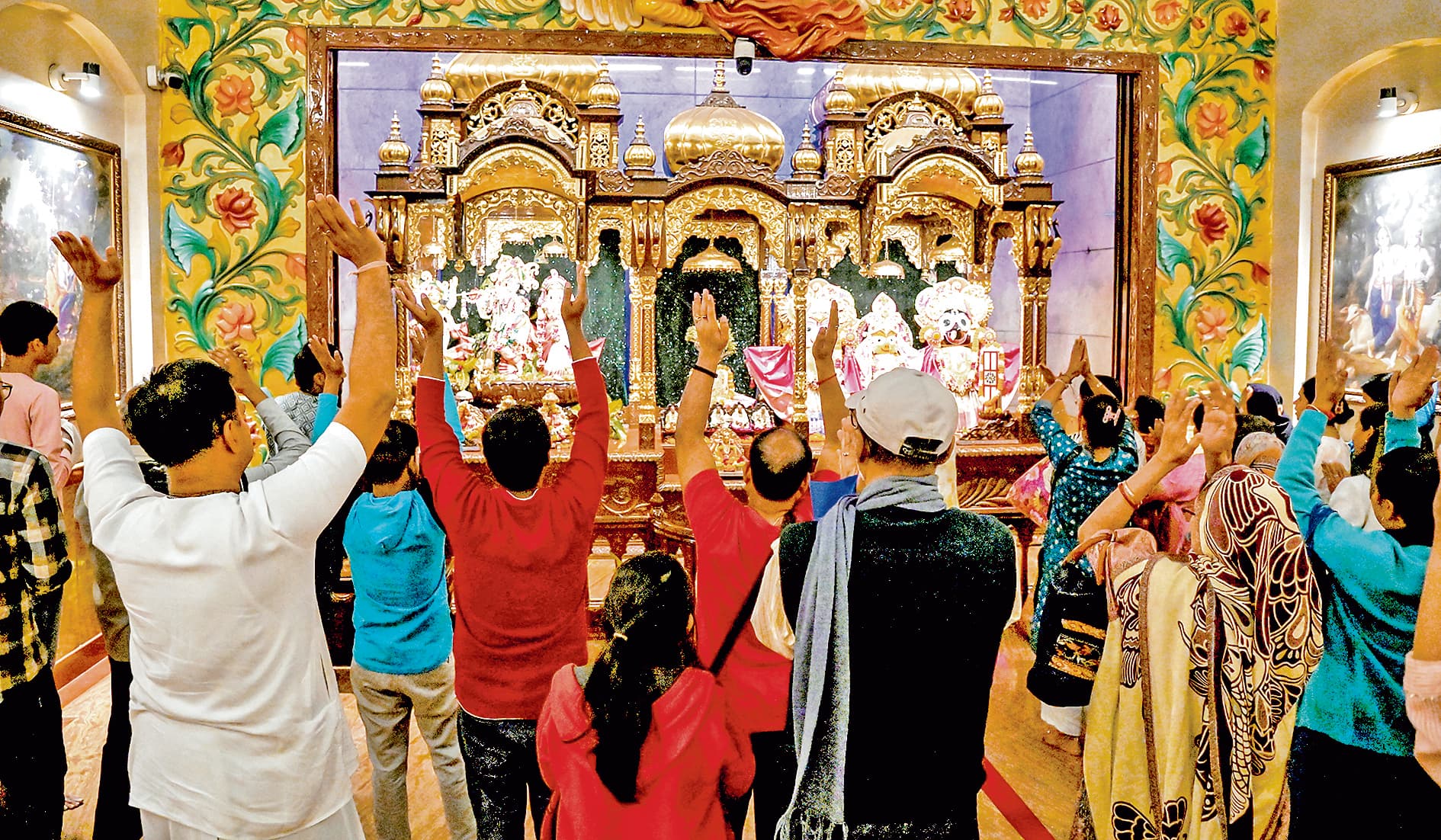 ढाका के दो इस्कॉन मंदिरों में उपद्रवियों ने लगायी आग