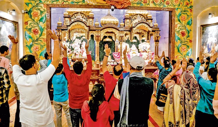 ढाका के दो इस्कॉन मंदिरों में उपद्रवियों ने लगायी आग