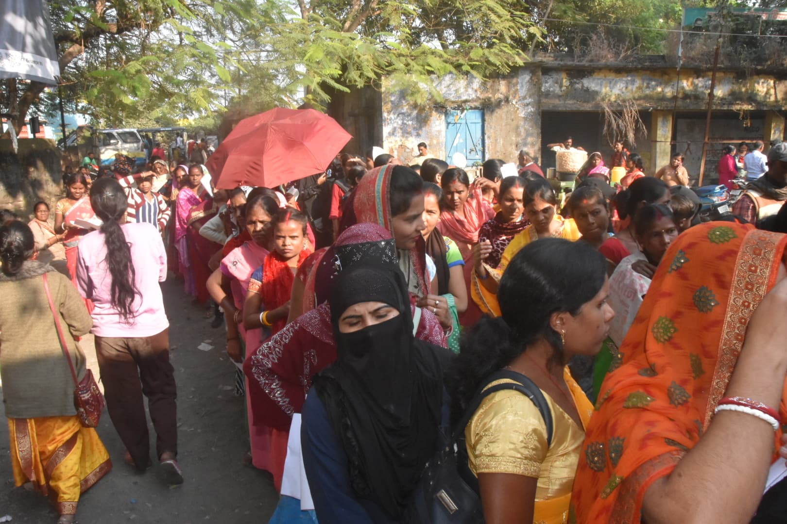 Dhanbad News : मंईयां सम्मान योजना के लिए महिलाओं की लंबी कतार, हंगामा