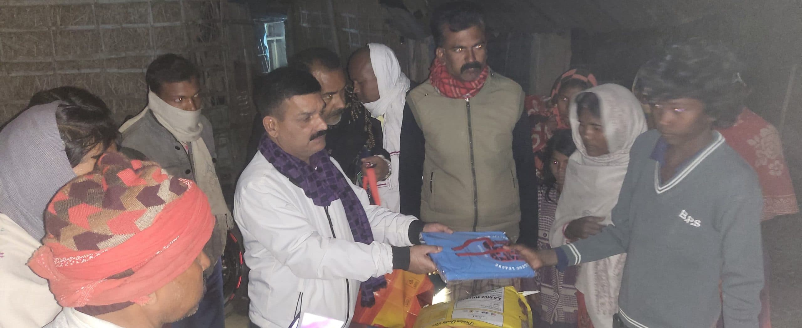 छोटी हरिराही गांव में अग्निपीड़ितों की विधायक ने की मदद