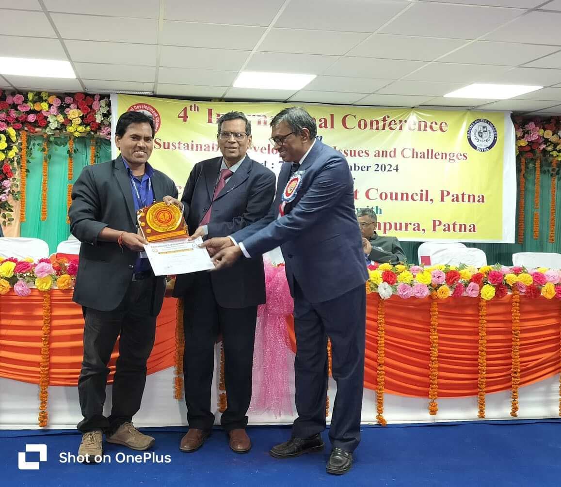 डॉ विनोद को पटना में मिला एकेडमिक एक्सीलेंस अवार्ड