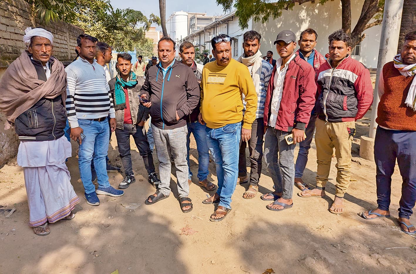 अज्ञात वाहन के धक्के से बाइक सवार की गयी जान