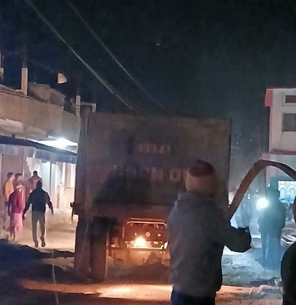 हाईवा ने बिजली पोल को धक्का मारा, बाल-बाल बचे ग्रामीण