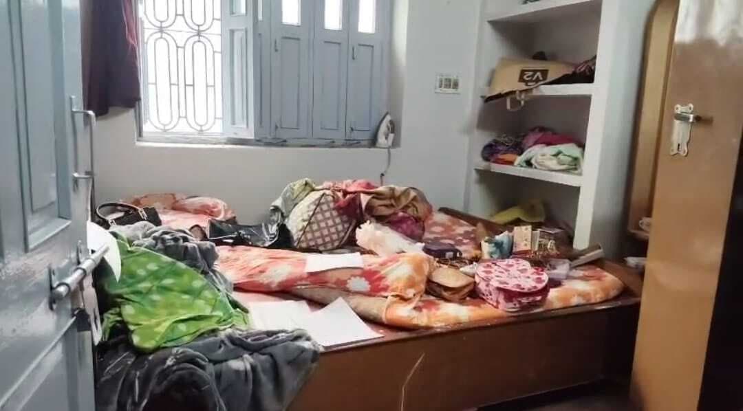 बाढ़ में ग्राहक सेवा केंद्र कर्मी के घर से 13 लाख की चोरी