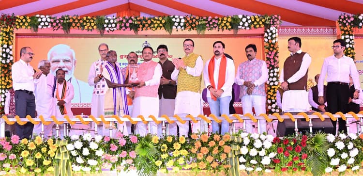 Bhubaneswar News: ओडिशा के मुख्यमंत्री ने धान किसानों को 800 रुपये की लागत सहायता का वितरण शुरू किया