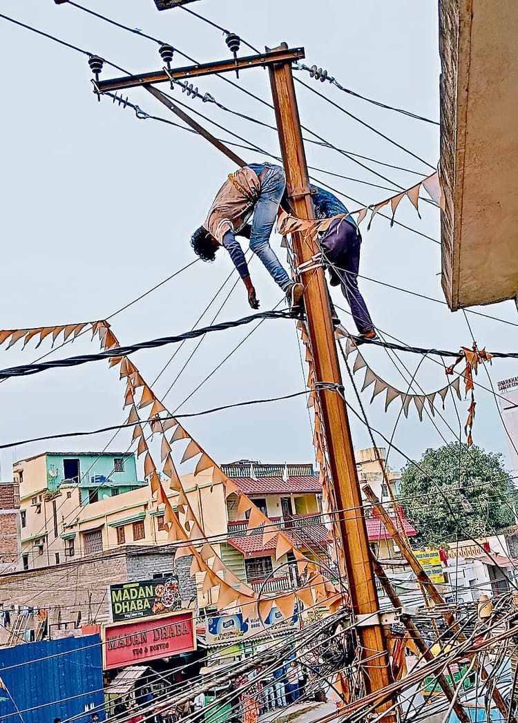 Ranchi news : करंट की चपेट में आने से बिजलीकर्मी झुलसा