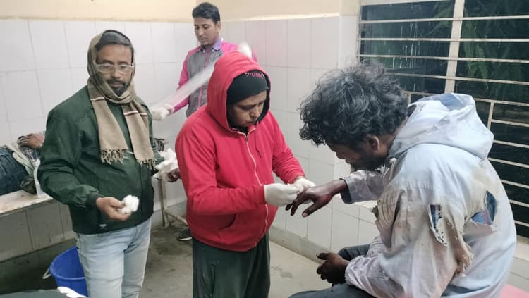 दो बाइकों की टक्कर में तीन युवक जख्मी