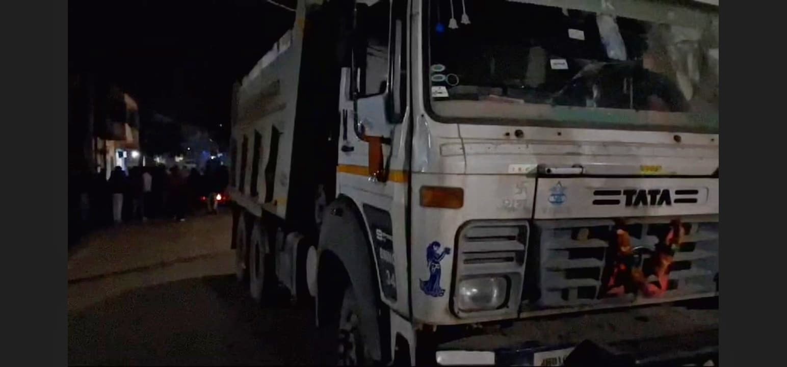 हाइवा की टक्कर से अधेड़ के घायल होने पर आक्रोशितों ने 20 घंटे रखा रोड जाम