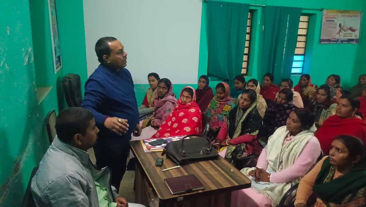 आयुष्मान कार्ड बनाने के लिए लोगों को जागरूक करें