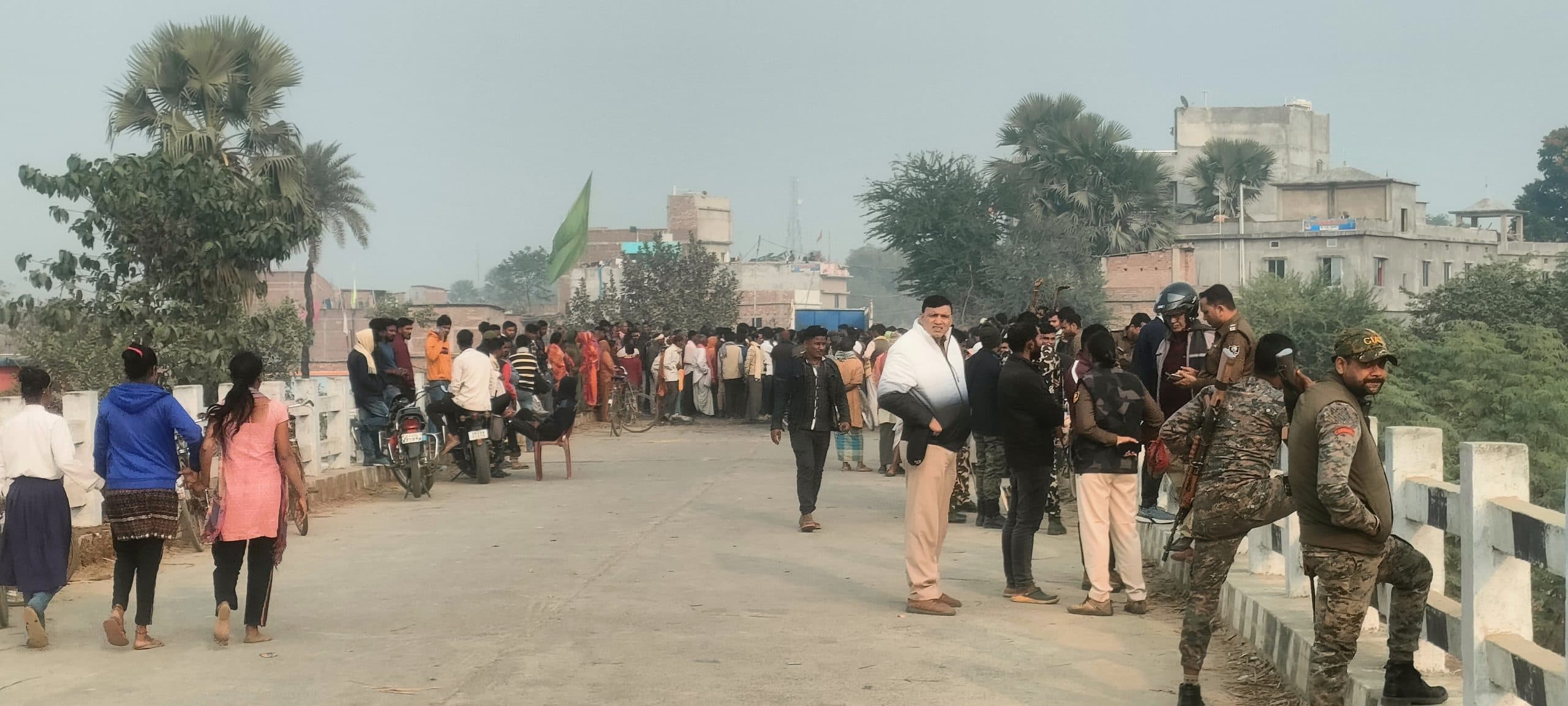 मुआवजा देने के आश्वासन पर बीस घंटे बाद समाप्त हुआ जाम