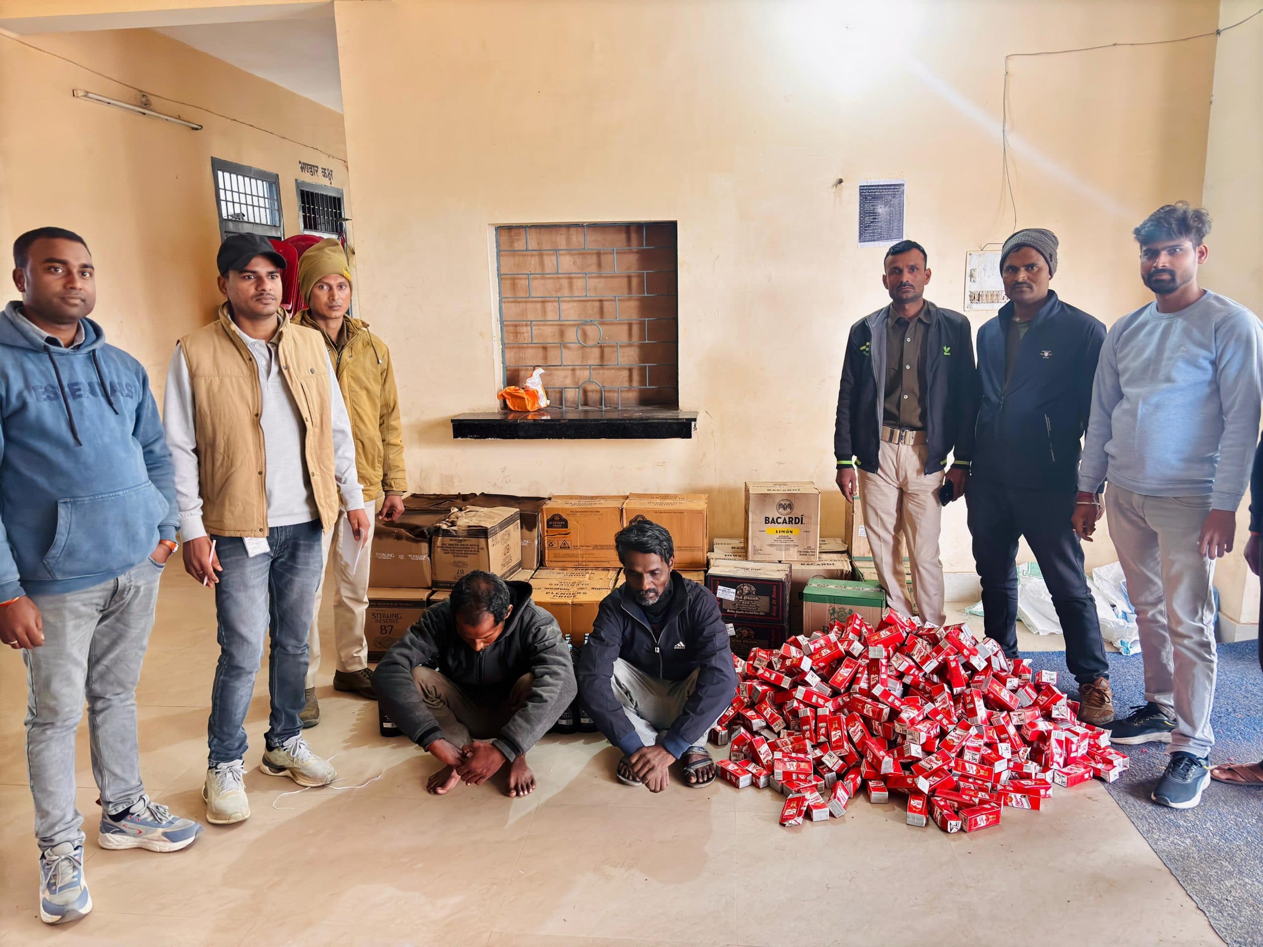 Katihar news : पिकअप के तहखाना से 400.35 लीटर विदेशी शराब बरामद, चालक व खलासी गिरफ्तार