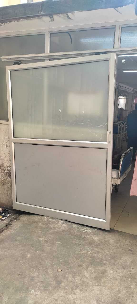 Jamshedpur news. एमजीएम के इमरजेंसी का दरवाजा टूटा, मरीज परेशान