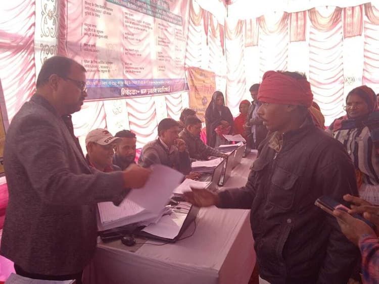 शिविर में बनाया गया श्रमिक कार्ड