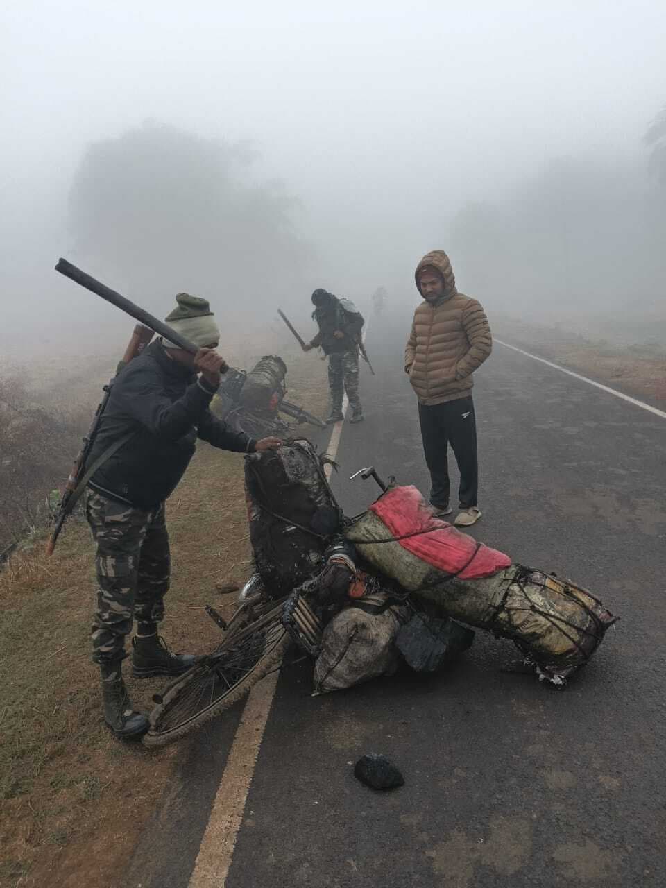 पुलिस ने कोयला लदा दो साइकिल किया जब्त