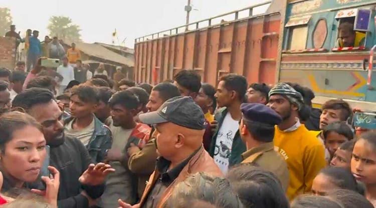 डमी एडमिट कार्ड नहीं मिलने से नाराज छात्र-छात्राओं ने किया सड़क जाम