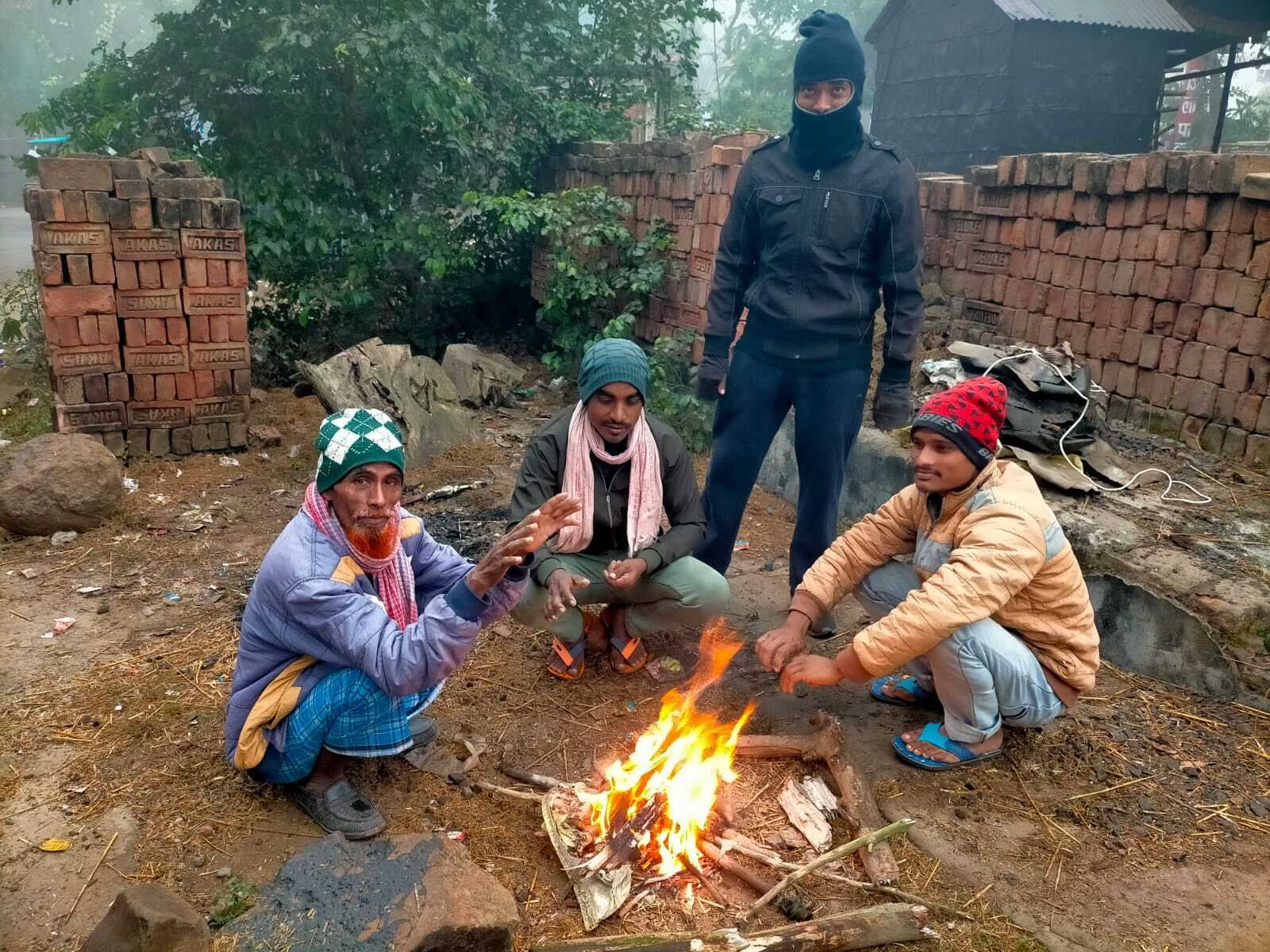 कुहासे की चपेट में रहा जिला, दिन में लाइट जलाकर चला वाहन