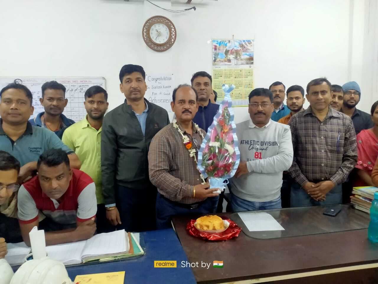 Jamshedpur news. सिविल डिफेंस इंस्पेक्टर को गृहमंत्रालय के डीजी ने किया सम्मानित