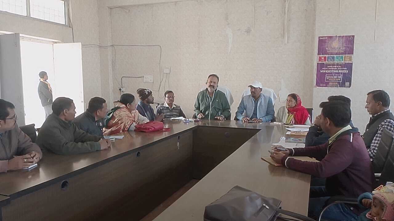 बैठक में जनप्रतिनिधियों के कार्य प्रणाली पर की गयी चर्चा