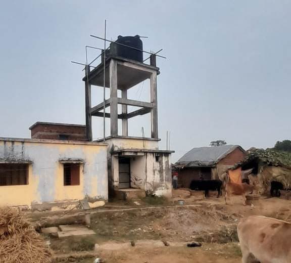 लहोरिया गांव के वार्ड नंबर 10 में बनाये गये वॉटर टावर से पेयजलापूर्ति है बाधित