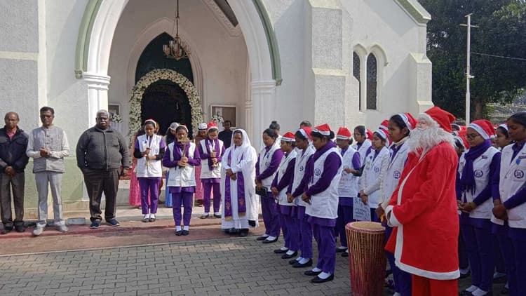 Ranchi News : नर्सिंग की छात्राओं ने क्रिसमस शोभायात्रा निकाली