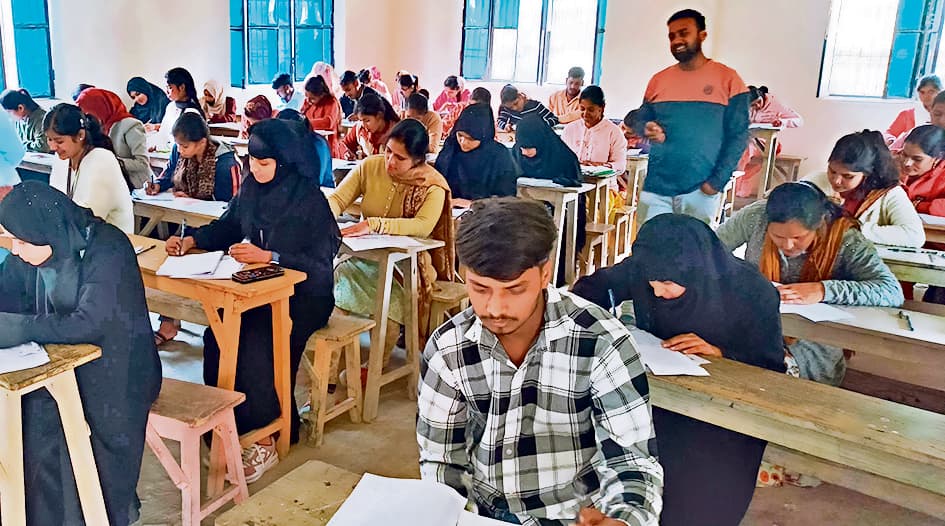 Gopalganj News : फिजिक्स व केमिस्ट्री कठिन, तो हिंदी और हाेम साइंस के पेपर रहे आसान