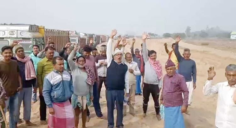 चांगोडीह नदी घाट से बालू के अनियमित खनन को लेकर ग्रामीणों ने जताया विरोध