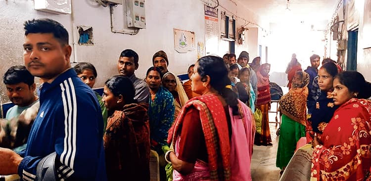 Hajipur News : जिले में मौसम में बदलाव से बीमार पड़ रहे लोग