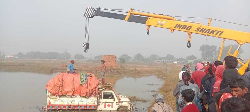 Giridih News: फूलगोभी लेकर बिहार जा रहा वाहन कोहरे के कारण दुर्घटनाग्रस्त होकर पलटा