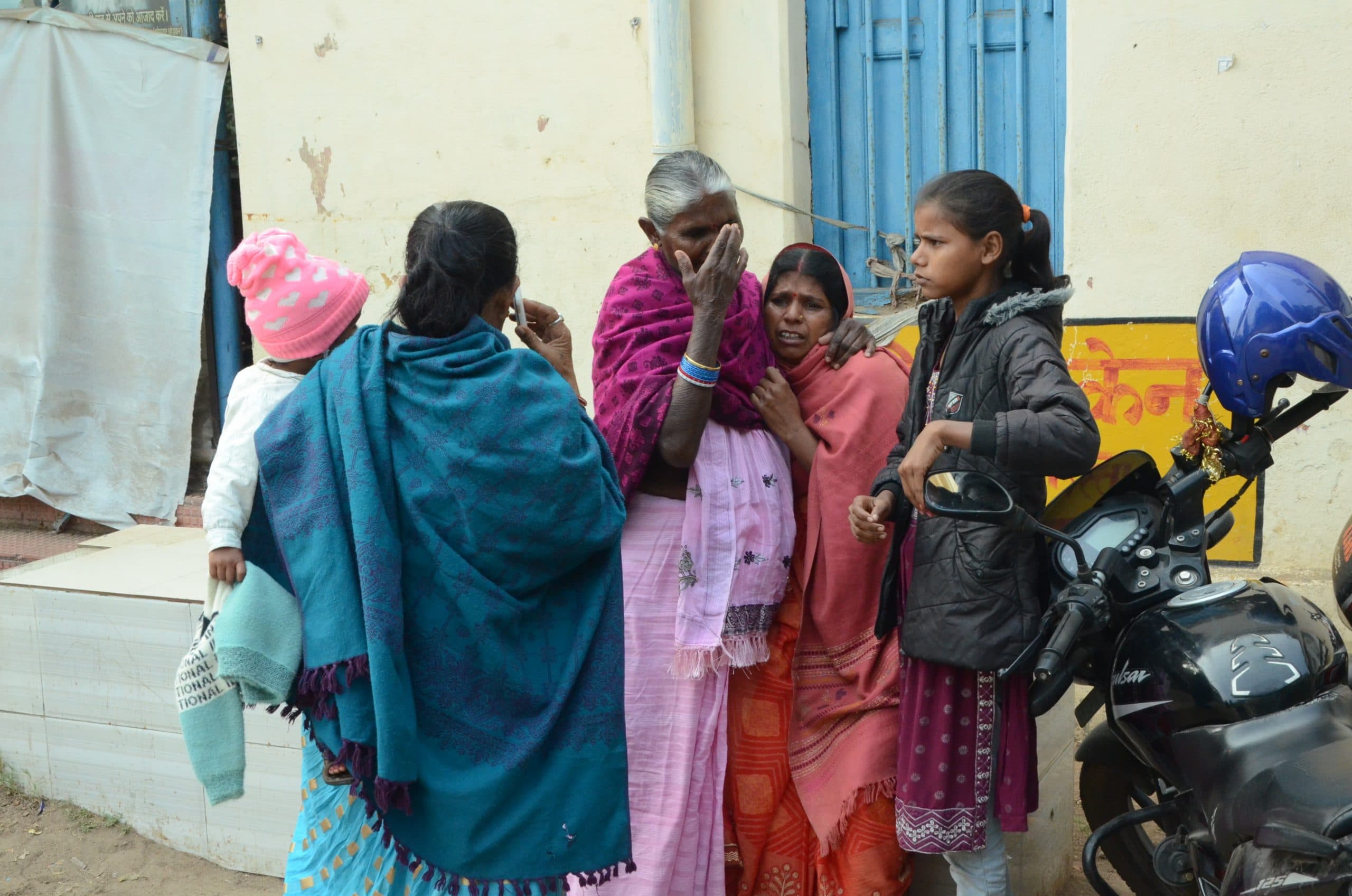 Deoghar News : छत पर खाना खाने के दौरान हाइटेंशन तार से लगा करंट, अधेड़ की मौत