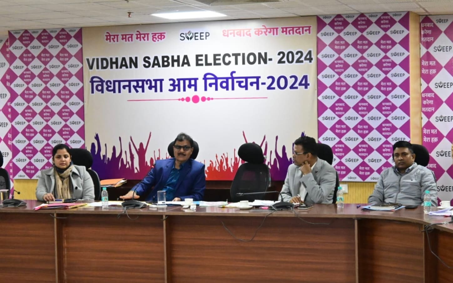 Dhanbad News : धनबाद में बोले प्रमंडलीय आयुक्त-म्यूटेशन के लंबित मामलों को तय समय में निष्पादित करें अंचलाधिकारी