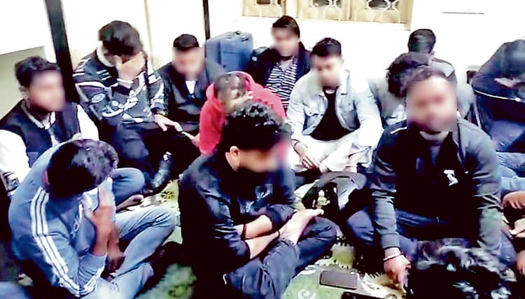 बालीगंज : अवैध कॉल सेंटर में पुलिस का छापा, 19 हुए गिरफ्तार