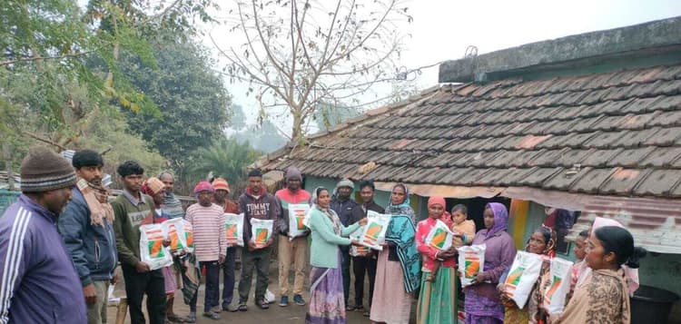 किसानों के बीच उन्नत बीज का वितरण