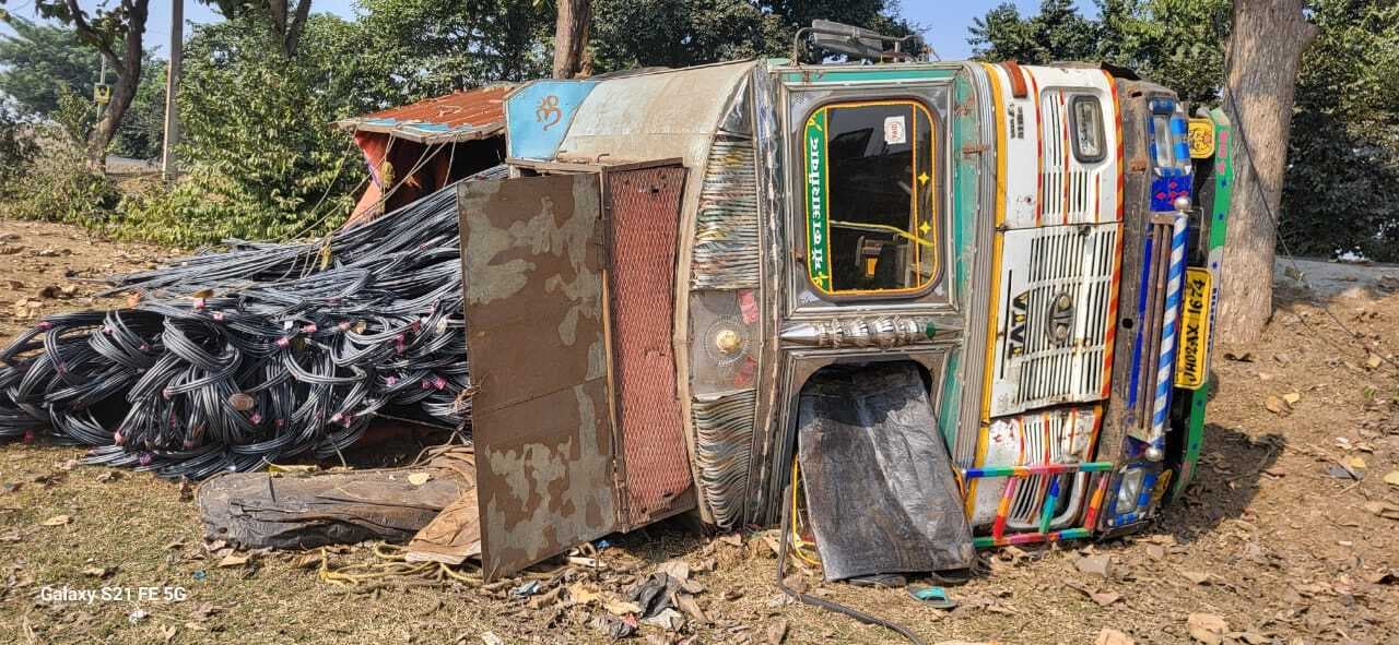 ब्रेक फेल होने से ट्रक पलटा, कोई हताहत नहीं