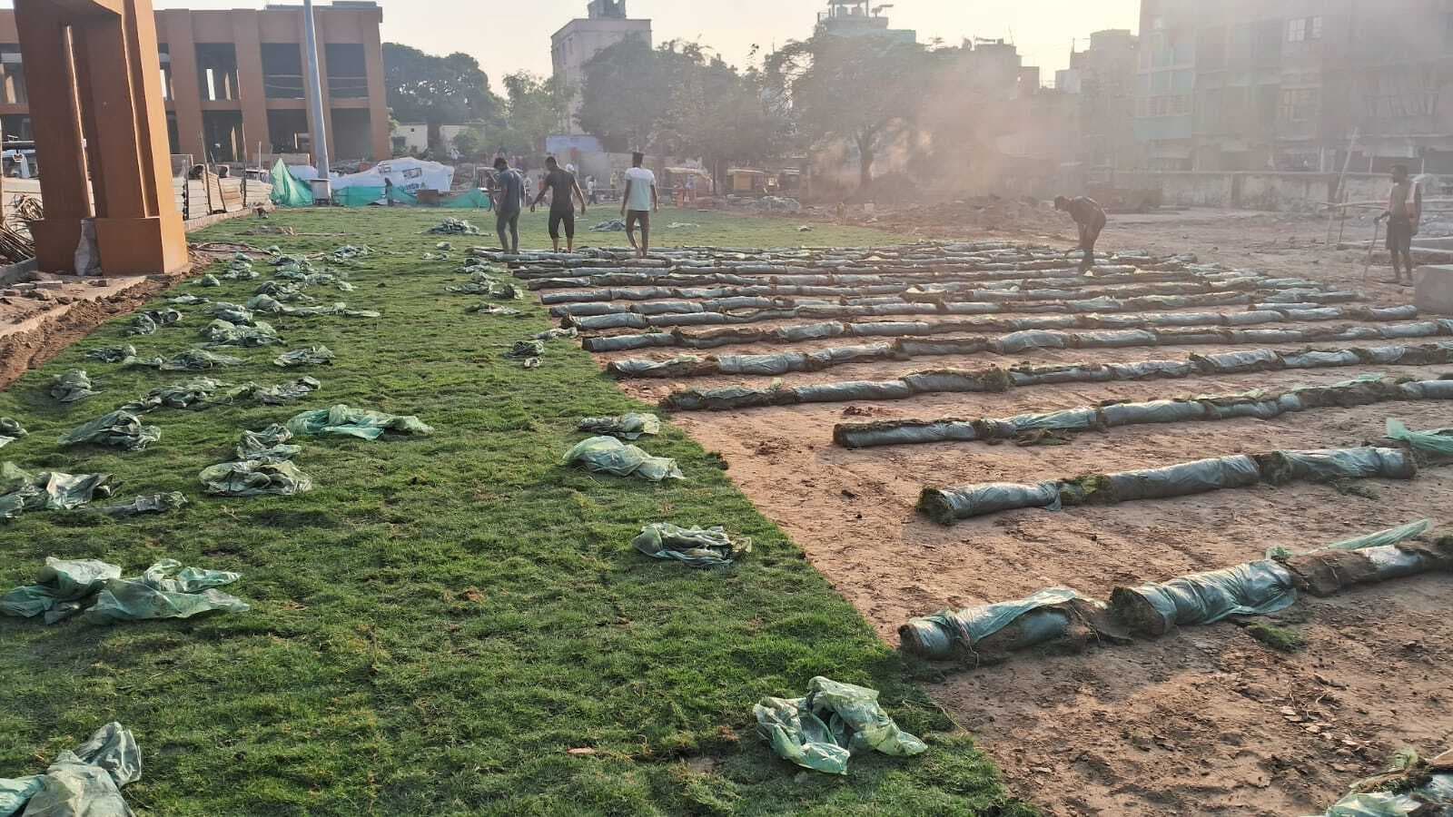 जमालपुर स्टेशन पोर्टिको के बाहर सुपर मैक्सिकन घास लगाने की प्रक्रिया आरंभ