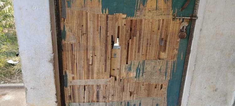 आंगनबाड़ी केंद्र की मरम्मत कराने की मांग की