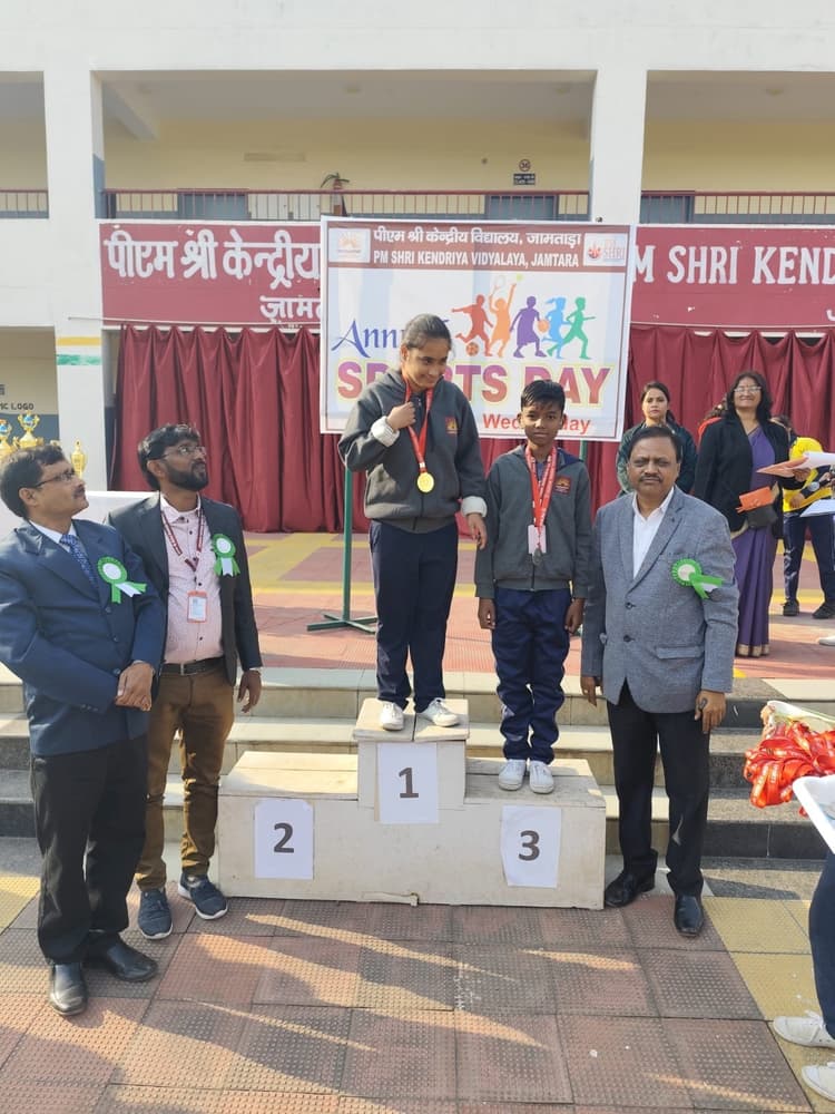 खेलकूद में सफल विद्यार्थियों को दिया गया पुरस्कार