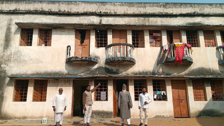 अल्पसंख्यक बालिका आवासीय विद्यालय का हॉस्टल भवन जर्जर
