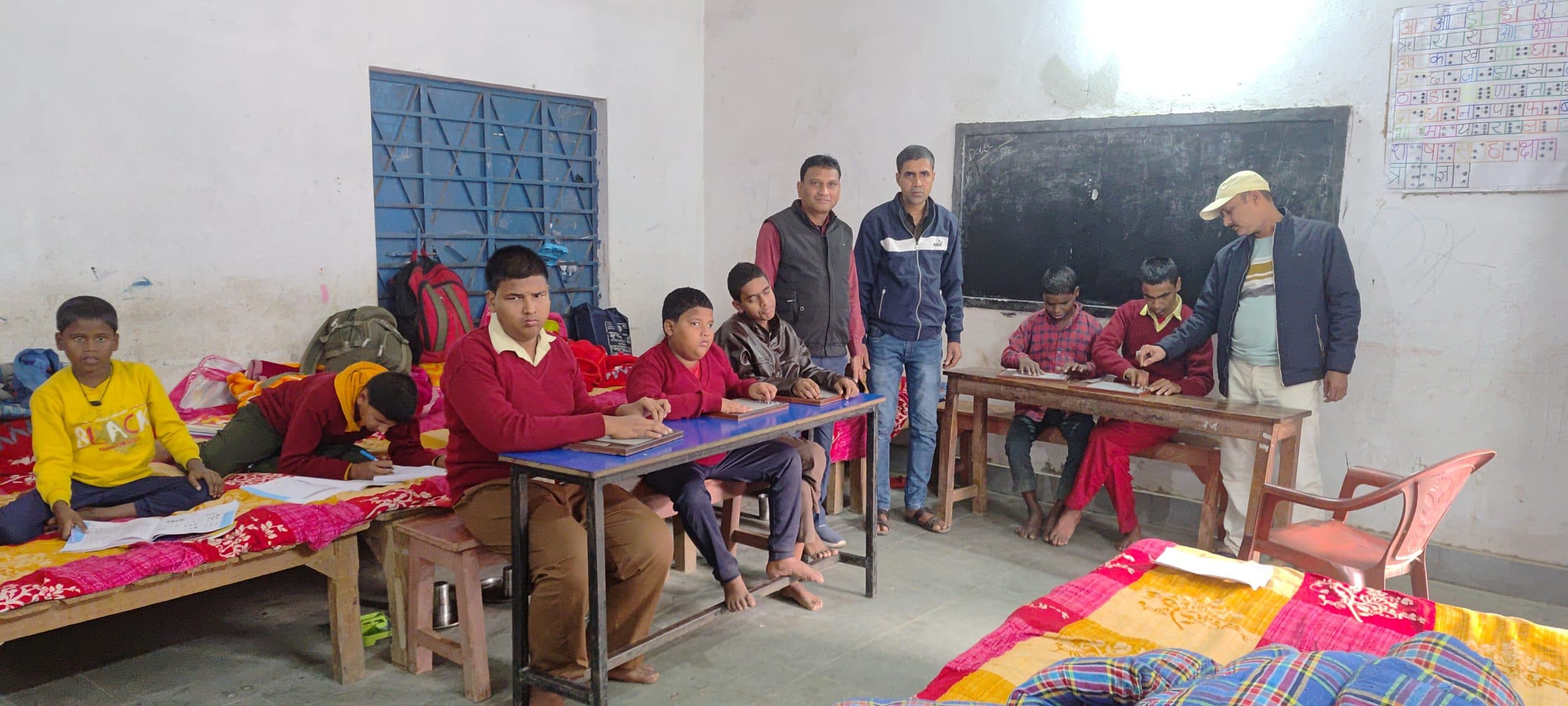 दृष्टि बाधित बच्चों को ब्रेल लिपि माध्यम से दी जा रही शिक्षा