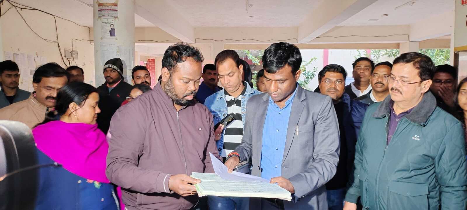Ranchi News : बायोमीट्रिक हाजिरी के बिना अनुपस्थित माने जायेंगे पदाधिकारी व कर्मी : डीसी