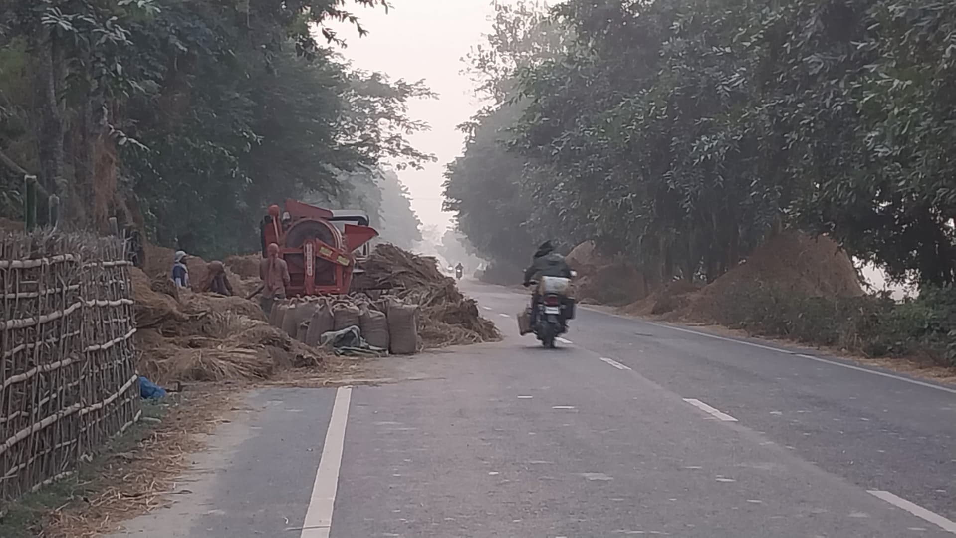 कार की ठोकर से बाइक सवार दो युवक घायल
