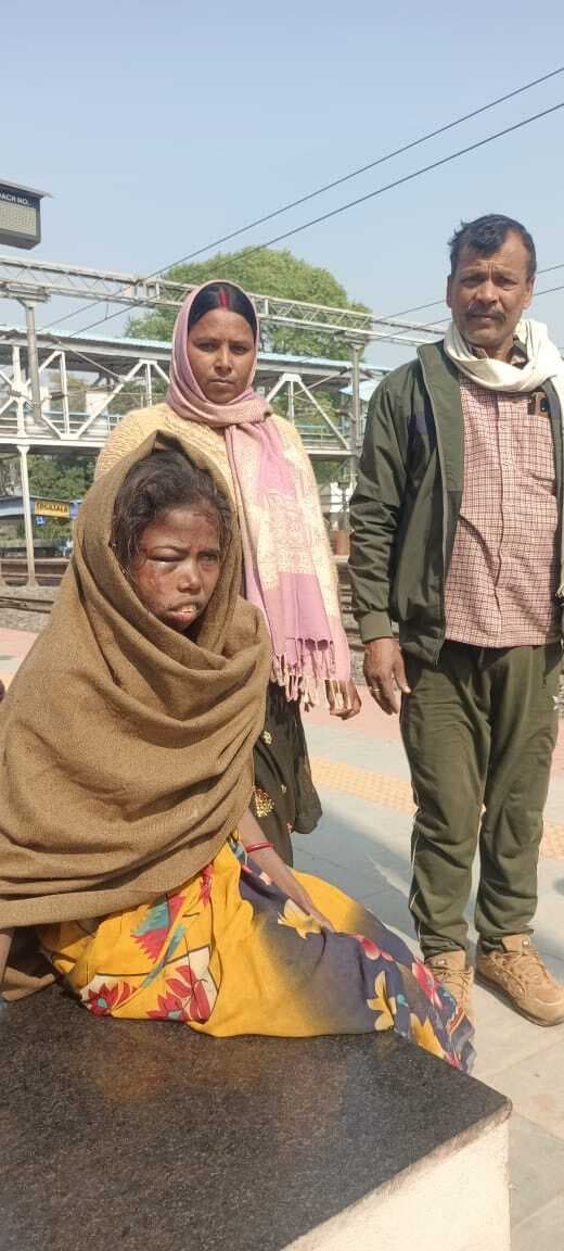 पति ने मारपीट कर पत्नी को झाड़ी में फेंका, पुलिस ने परिजनों को किया सुपुर्द