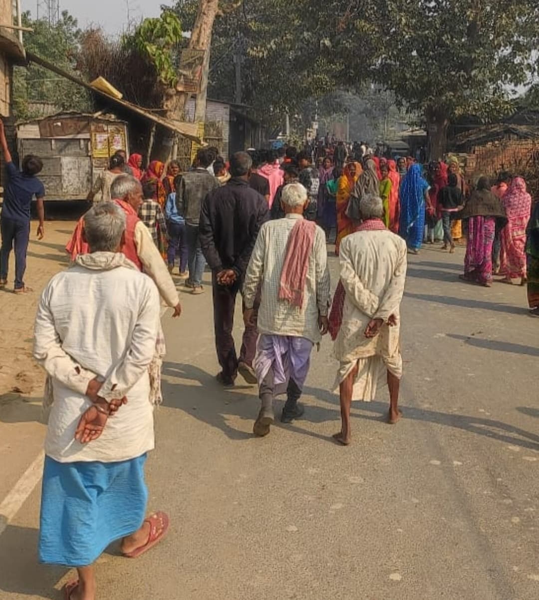 युवकों की गिरफ्तारी के विरोध में सड़क जाम, थाने का घेराव